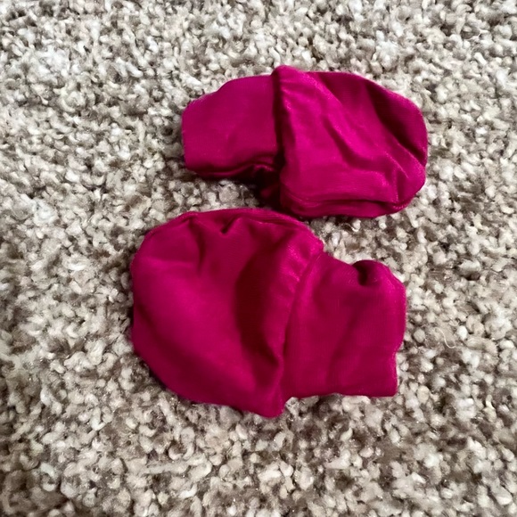 LOU LOU & COMPANY - Zuri newborn gown, swaddle blanket and mittens bundle - Picture 5 of 5